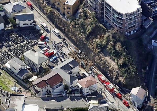 2020年2月5日、神奈川県逗子市池子2丁目にある某マンションに隣接する斜面が崩壊し、通行中の方がお亡くなりになるという痛ましい事故が起きました。崩れた斜面の幅は約9m、高さ8m、土砂の重さは約70t近く…