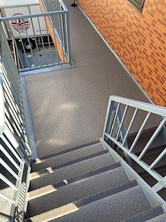 防水工事施工につき階段がきれいになりました。滑り止めのおかげで上がりやすくなりました。