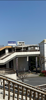 「幕張本郷駅」のご紹介です。JRと京成千葉線が乗り入れている「幕張本郷駅」。　改札を出るとコンビニが3店舗あります。