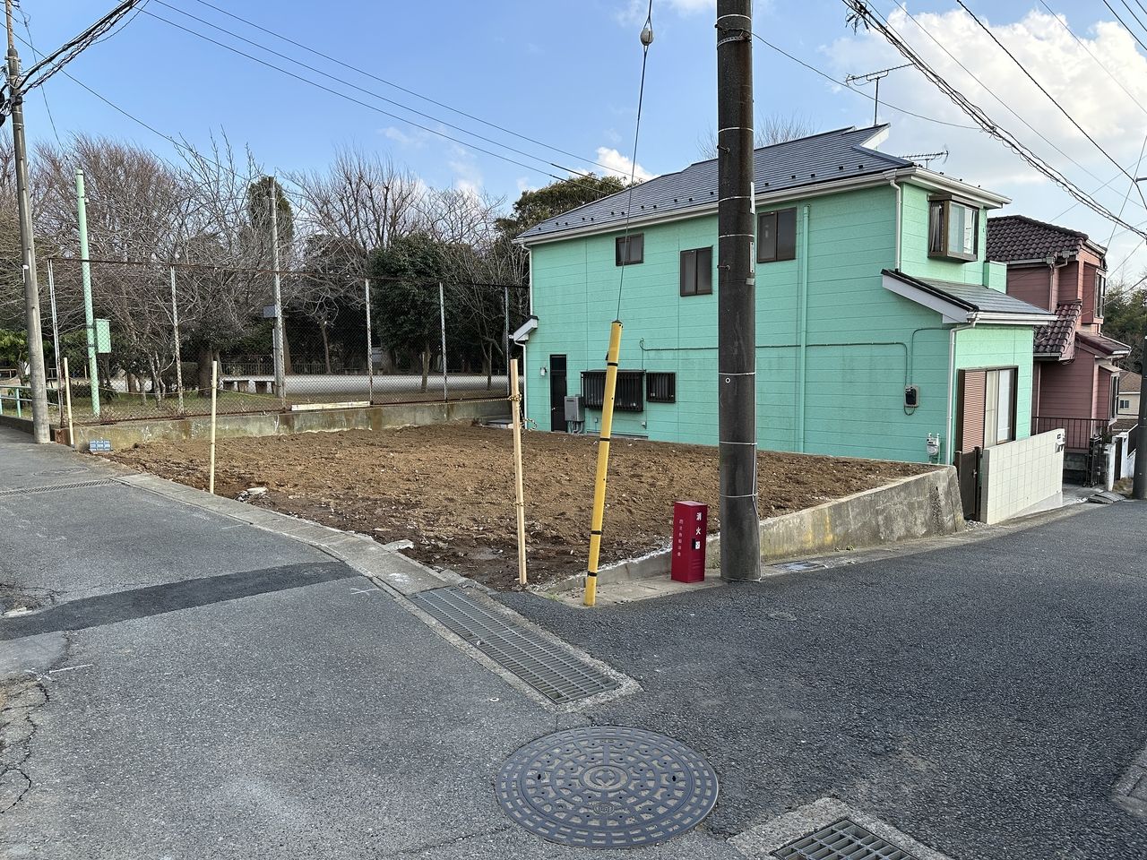 北西の角地。東側は公園に隣接しており、日当たり、通風良好です。
建築条件付きの土地ではありませんのでお好きな建築会社で施工可能です！